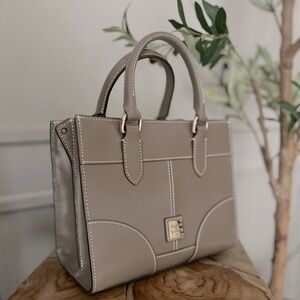 🍂Dooney and Bourke Selleria Leather Jayne Satchel🍂 TAUPE